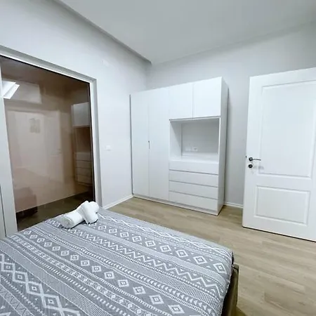 Aem 1 Bedroom Apt #8 *